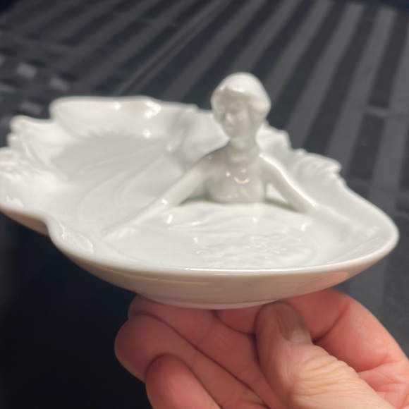 Gerold-Serie Antik Weiss White Porcelain Mermaid Tray, 14 inches wide - Picture 6 of 8